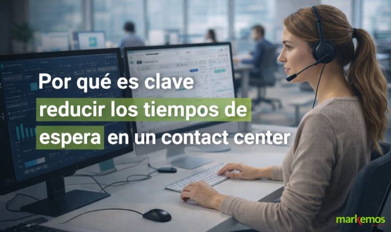 Agente de contact center atendiendo llamadas con sistema de gestión para reducir tiempos de espera