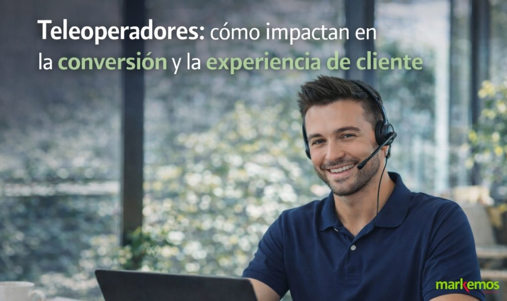 Teleoperador atendiendo una llamada en un contact center moderno con ordenador portátil