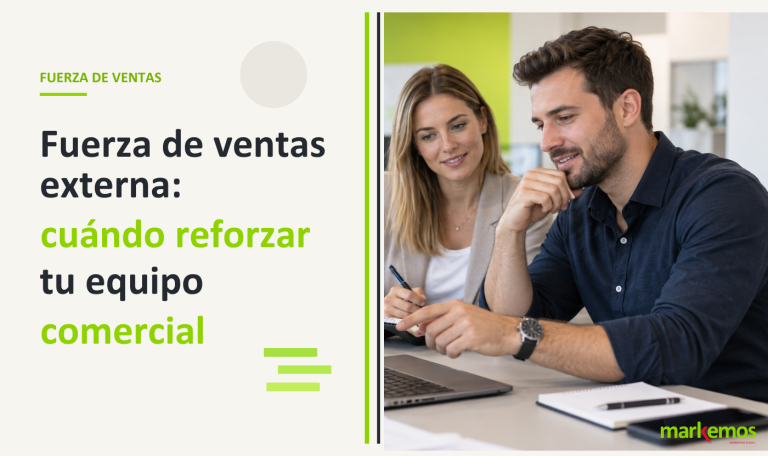 Equipo comercial revisando oportunidades de venta en una oficina
